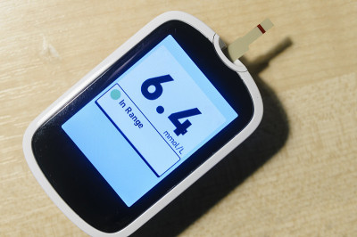 血糖监测仪显示血糖水平为6.4 mmol/L