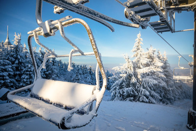 滑雪胜地，在阳光明媚的冬日里，在山上，捷克共和国