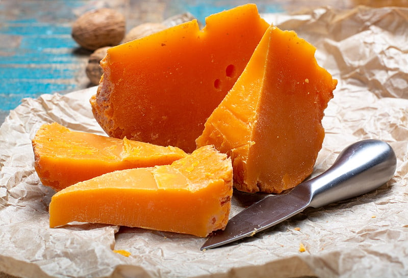 这是里尔产的法国本土陈年奶酪米莫利特(Mimolette)，配上由特殊的奶酪螨制成的灰色凝乳