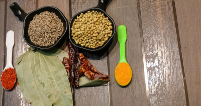 烹饪和调味药草和香料的边缘是木质的背景