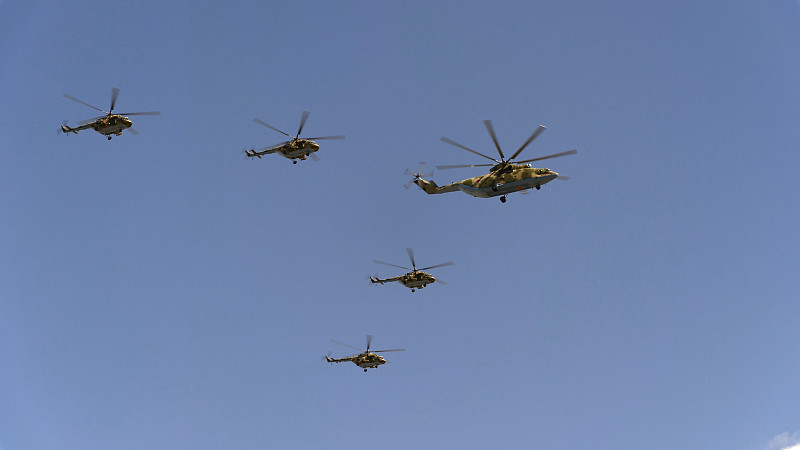 战斗直升机Mi-26和Mi-8在空中飞行