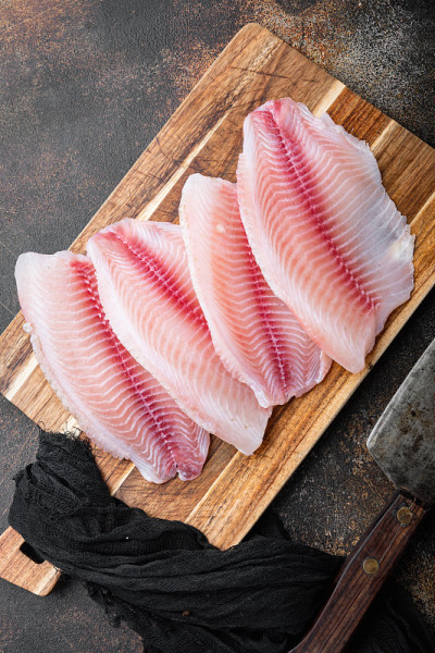罗非鱼去皮肉，在老乡村背景，俯视图