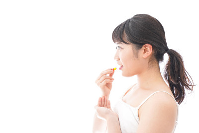 年轻女子吃药