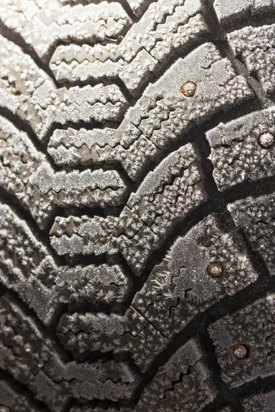 汽车橡胶上的雪花作为背景