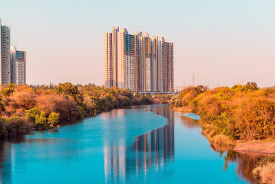 印度小镇的湖景