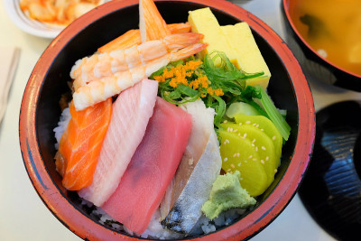 日本料理混合生鱼片Chirashi米饭碗