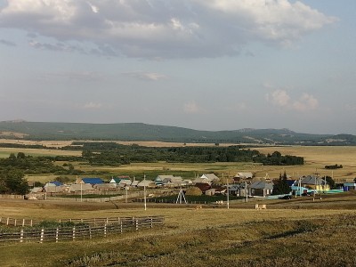 村庄景观与房屋和山脉
