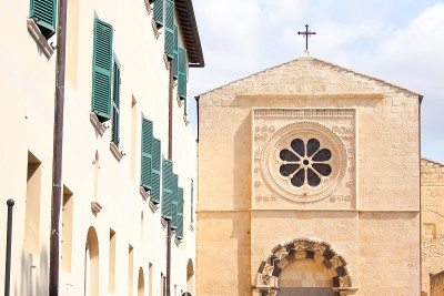 塔奎尼亚的晴天。美丽的天主教堂(Chiesa dell'Annunziata)。十二世纪。