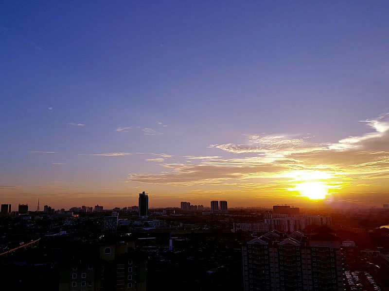 日落与蓝色天空的城市景观