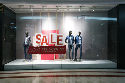 贴着促销海报的服装店橱窗