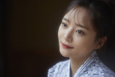 柔软聚焦的肖像年轻的亚洲妇女在日本传统客栈