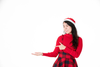 穿着红衣服戴着圣诞老人帽的年轻女子。