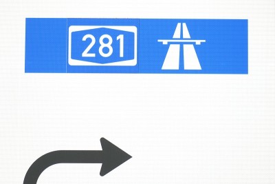 通往高速公路的路标
