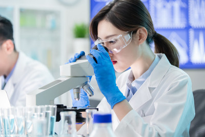 亚洲科学家使用显微镜