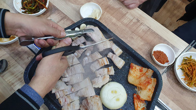 在热烤架上烤五花肉
