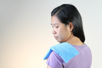 手臂冷或热疗法女人。