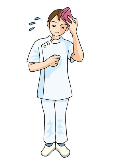医务人员用手帕擦拭额头上的汗水
