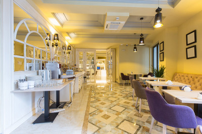 带自助餐桌的酒店餐厅内部