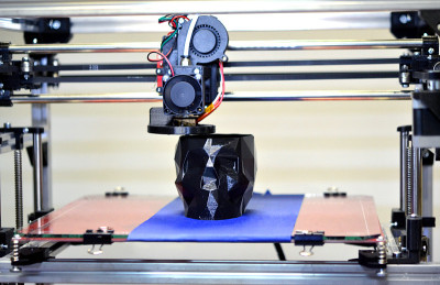 用3d打印机打印的黑色抽象物体。