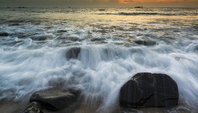 Aqqa海滩上的海浪