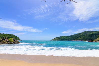 海滩上美丽的波浪，清澈的海水