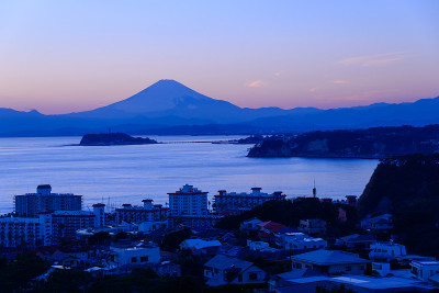黄昏中的Enoshima和富士山