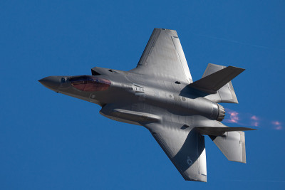 近距离观察F-35“闪电II”接近，加力燃烧器打开