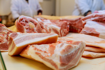 在肉店挑选优质肉