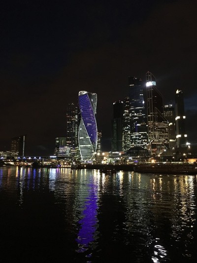 莫斯科国际商务中心上的日落在秋天，俄罗斯莫斯科。