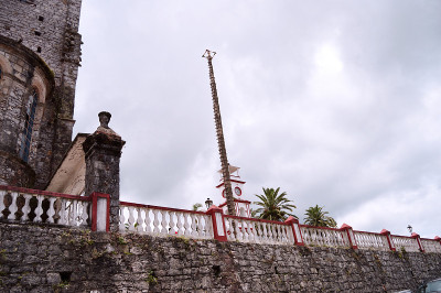 木制的杆子跳舞的传单和塔Cuetzalan Puebla
