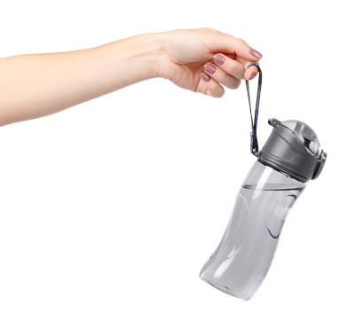 灰色运动水壶，饮水器具。孤立。