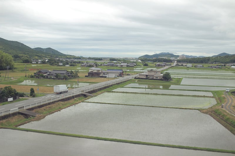 从山口的火车上看农场