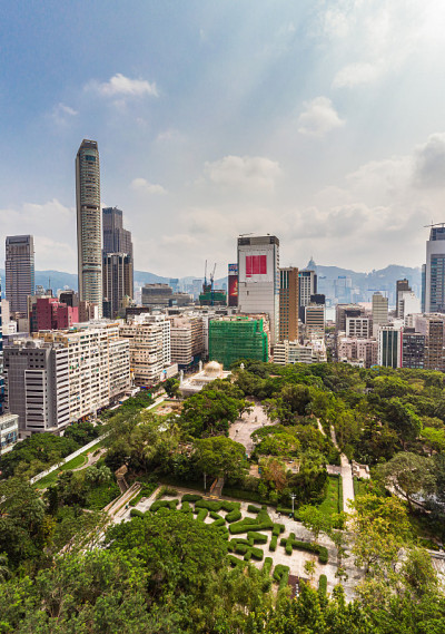 香港九龙弥敦道的九龙公园及周边摩天大楼鸟瞰图