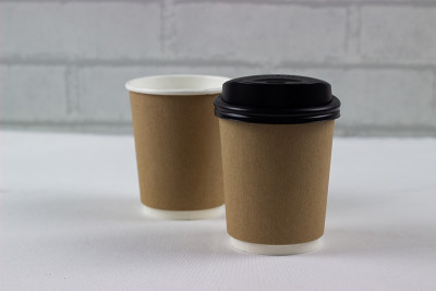 棕色咖啡模拟的空白背景设计任何想法。纸杯杯模板为咖啡馆或餐厅创建身份集。