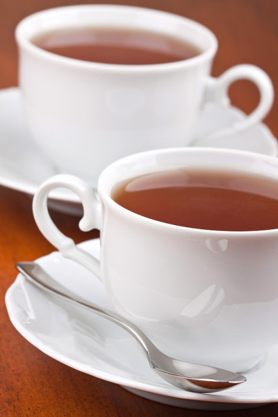 两杯带茶托的茶