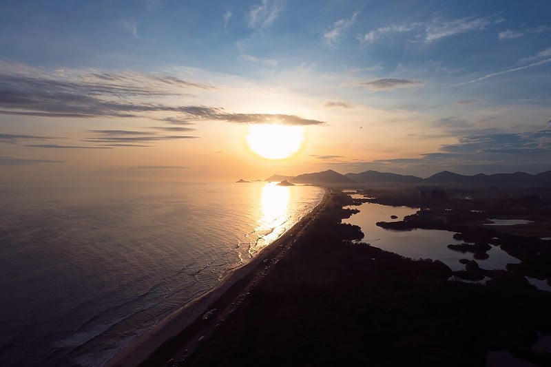 Barra da Tijuca的海滩日落鸟瞰图，里约热内卢de Janeiro城市在阳光明媚的一天，