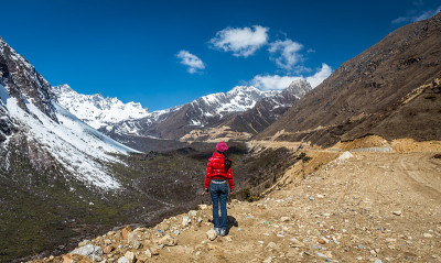 一名女子站在印度锡金Chopta山谷附近