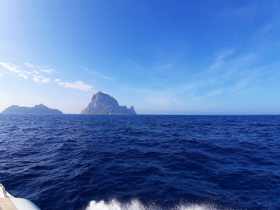 巴利阿里群岛卡拉德霍尔特的伊比沙海的Es Vedra的自然海洋全景