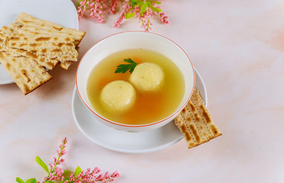 美味的无酵饼丸子汤配胡萝卜和无酵饼面包。