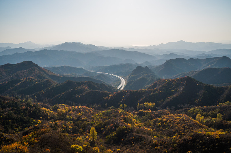 在一个阳光明媚的秋日，在中国，金山岭附近的一段长城的风景全景