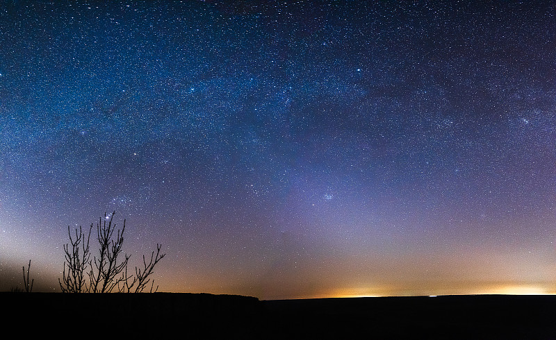 俄罗斯罗斯托夫地区的大草原上繁星点点的夜空