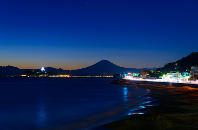 黄昏中的Enoshima和富士山