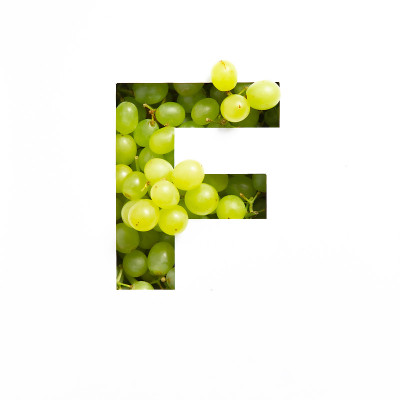 绿葡萄字母，英文字母F孤立在白色上。开胃的字体由新鲜的浆果