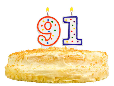 生日蛋糕上有蜡烛91号孤立的白色