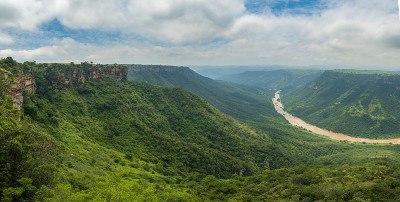 雄伟的乌姆津库鲁河峡谷全景