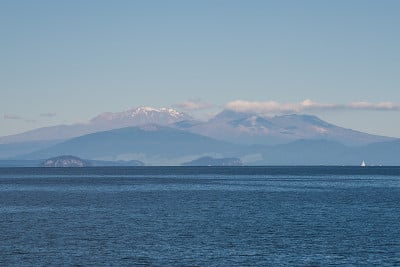 从新西兰最大的淡水湖陶波湖眺望汤加里罗国家公园的风景。