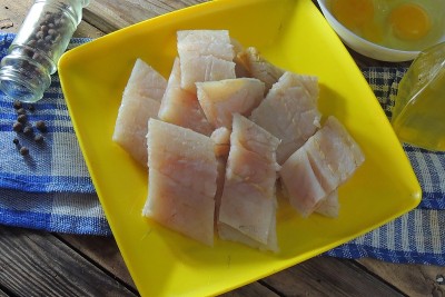 生鱼片，面粉和鸡蛋