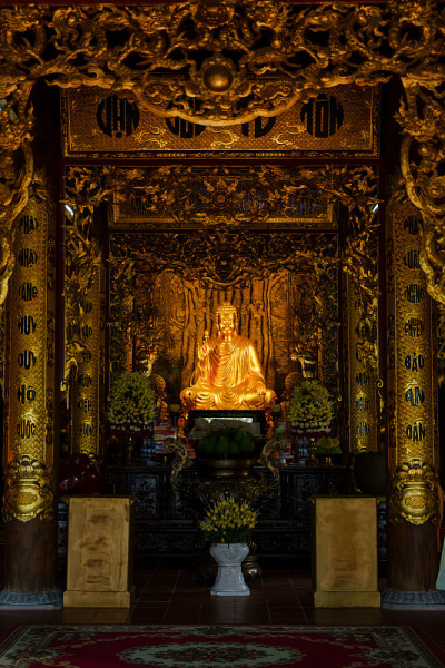 越南旅行。富国岛的和国塔。寺内金佛造像