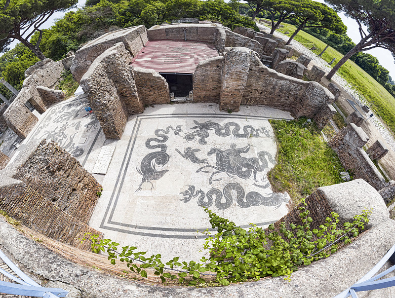 在奥斯蒂亚安提卡考古发掘的Nettuno温泉浴场全景，著名的马赛克描绘了安菲特里特骑着海马被神话生物