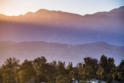 夕阳景观在科切拉山谷，阳光照耀在圣哈辛托山脉的岩石脊，棕榈沙漠，加利福尼亚州